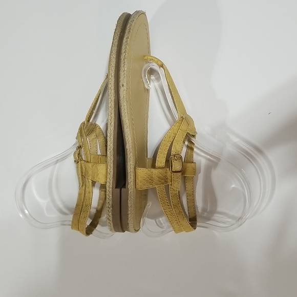 KENNETH COLE REACTION Squared Away Yellow Thong Sandals - Picture 6 of 11